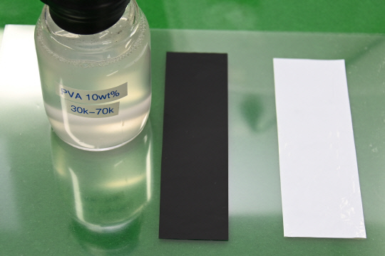 ETRI가 신개념 이차전지 설계를 적용한 고분자 바인더(왼쪽부터),  분리막상 도포된 전극, 분리막 모습. ETRI 제공